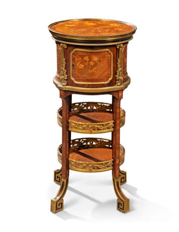A NEAR PAIR OF FRENCH ORMOLU-MOUNTED KINGWOOD, BOIS SATINE AND SYCAMORE MARQUETRY BEDSIDE TABLES - фото 5