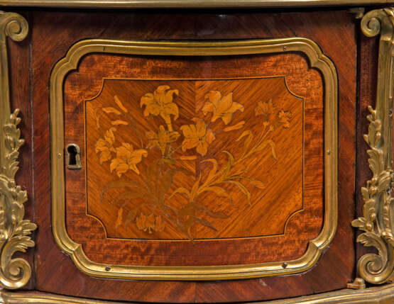 A NEAR PAIR OF FRENCH ORMOLU-MOUNTED KINGWOOD, BOIS SATINE AND SYCAMORE MARQUETRY BEDSIDE TABLES - photo 7