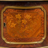 A NEAR PAIR OF FRENCH ORMOLU-MOUNTED KINGWOOD, BOIS SATINE AND SYCAMORE MARQUETRY BEDSIDE TABLES - фото 7