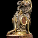 A FRENCH ORMOLU AND PATINATED-BRONZE MOUNTED FIGURAL MANTEL CLOCK - Foto 2