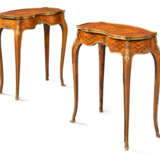 A PAIR OF FRENCH ORMOLU-MOUNTED KINGWOOD, ROSEWOOD, SATINWOOD, AND STAINED FRUITWOOD MARQUETRY OCCASIONAL TABLES - Foto 1