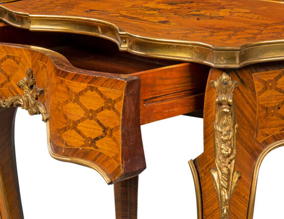 A PAIR OF FRENCH ORMOLU-MOUNTED KINGWOOD, ROSEWOOD, SATINWOOD, AND STAINED FRUITWOOD MARQUETRY OCCASIONAL TABLES - фото 3