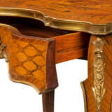 A PAIR OF FRENCH ORMOLU-MOUNTED KINGWOOD, ROSEWOOD, SATINWOOD, AND STAINED FRUITWOOD MARQUETRY OCCASIONAL TABLES - Foto 3