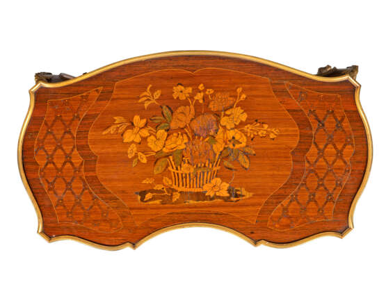 A PAIR OF FRENCH ORMOLU-MOUNTED KINGWOOD, ROSEWOOD, SATINWOOD, AND STAINED FRUITWOOD MARQUETRY OCCASIONAL TABLES - Foto 4