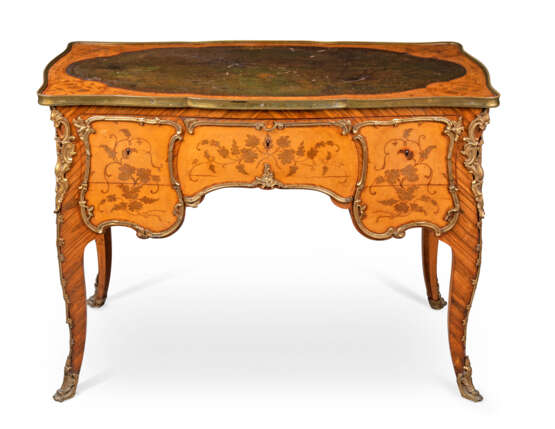 AN EARLY VICTORIAN ORMOLU-MOUNTED KINGWOOD, SATINWOOD AND MARQUETRY WRITING-TABLE - Foto 1