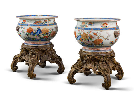 A PAIR OF LARGE CHINESE EXPORT FAMILLE ROSE PORCELAIN FISH BOWLS, ON GILTWOOD STANDS - фото 1