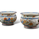A PAIR OF LARGE CHINESE EXPORT FAMILLE ROSE PORCELAIN FISH BOWLS, ON GILTWOOD STANDS - Foto 6