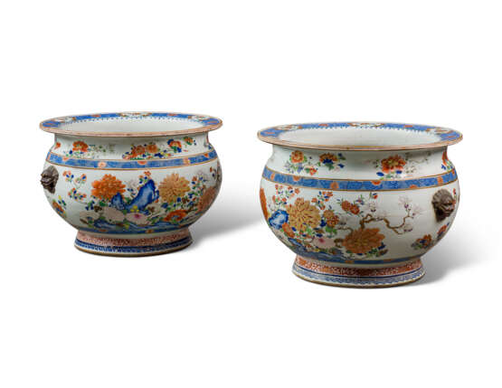 A PAIR OF LARGE CHINESE EXPORT FAMILLE ROSE PORCELAIN FISH BOWLS, ON GILTWOOD STANDS - photo 6