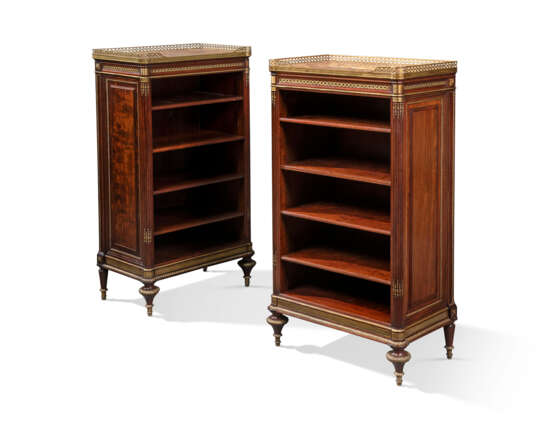 A PAIR OF FRENCH ORMOLU-MOUNTED MAHOGANY BOOKCASES - фото 1