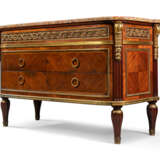 Mellier & Co.. A FRENCH ORMOLU-MOUNTED MAHOGANY AND BOIS SATINE CHEST OF DRAWERS - Foto 2