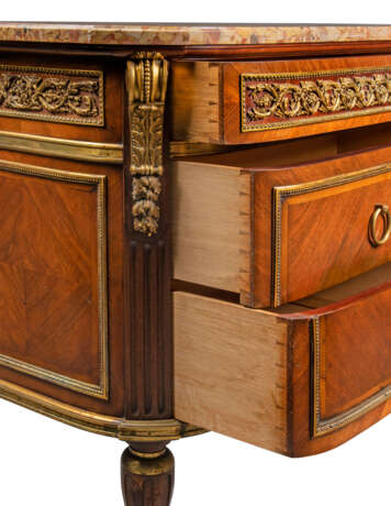 Mellier & Co.. A FRENCH ORMOLU-MOUNTED MAHOGANY AND BOIS SATINE CHEST OF DRAWERS - Foto 4