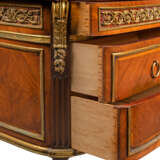 Mellier & Co.. A FRENCH ORMOLU-MOUNTED MAHOGANY AND BOIS SATINE CHEST OF DRAWERS - фото 4
