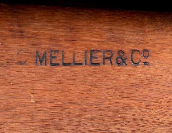 Mellier & Co.. A FRENCH ORMOLU-MOUNTED MAHOGANY AND BOIS SATINE CHEST OF DRAWERS - Foto 5