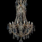 A GILT-METAL CUT, MOULDED AND BEADED-GLASS TWELVE-LIGHT CHANDLIER - Foto 2