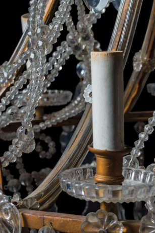 A GILT-METAL CUT, MOULDED AND BEADED-GLASS TWELVE-LIGHT CHANDLIER - Foto 5