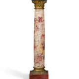 A PAIR OF FRENCH ORMOLU-MOUNTED PINK MARBLE PEDESTALS - Foto 2