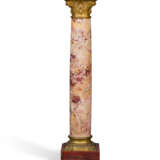 A PAIR OF FRENCH ORMOLU-MOUNTED PINK MARBLE PEDESTALS - Foto 3