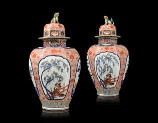 A PAIR OF JAPANESE IMARI PORCELAIN VASES AND COVERS