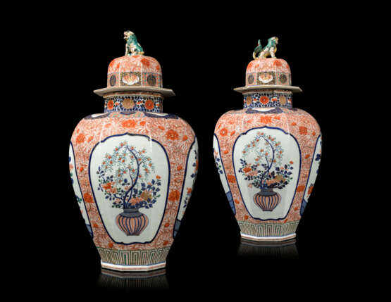 A PAIR OF JAPANESE IMARI PORCELAIN VASES AND COVERS - photo 3
