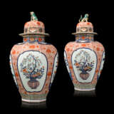 A PAIR OF JAPANESE IMARI PORCELAIN VASES AND COVERS - фото 3