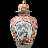 A PAIR OF JAPANESE IMARI PORCELAIN VASES AND COVERS - фото 5