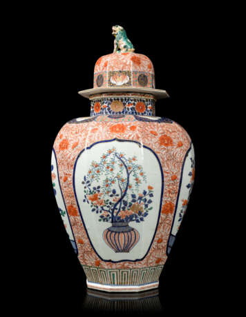 A PAIR OF JAPANESE IMARI PORCELAIN VASES AND COVERS - фото 6