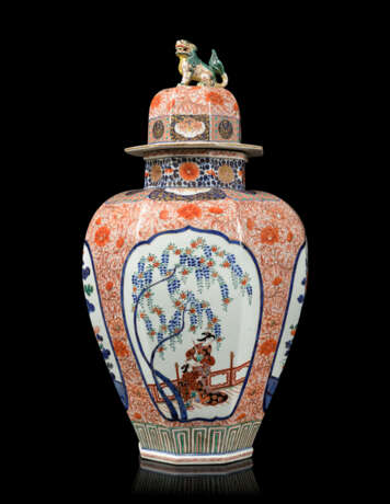 A PAIR OF JAPANESE IMARI PORCELAIN VASES AND COVERS - фото 9