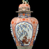 A PAIR OF JAPANESE IMARI PORCELAIN VASES AND COVERS - фото 9