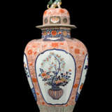 A PAIR OF JAPANESE IMARI PORCELAIN VASES AND COVERS - фото 10