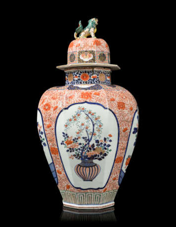 A PAIR OF JAPANESE IMARI PORCELAIN VASES AND COVERS - photo 10