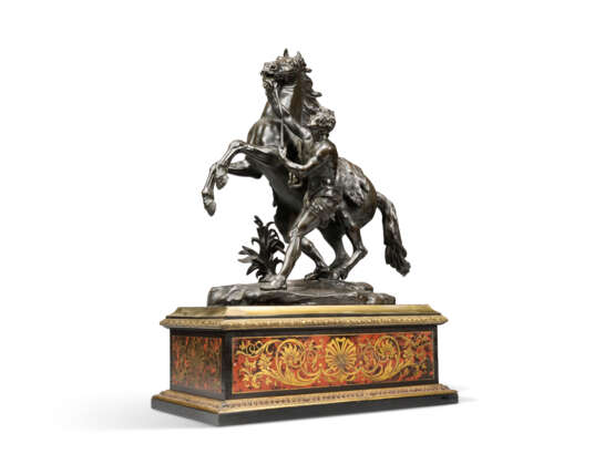 Boulle, Andre-Charles. A PAIR OF FRENCH BRONZE 'MARLY' HORSE GROUPS, ON CUT-BRASS AND TORTOISESHELL-INLAID 'BOULLE' BASES - photo 2