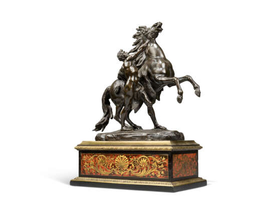 Boulle, Andre-Charles. A PAIR OF FRENCH BRONZE 'MARLY' HORSE GROUPS, ON CUT-BRASS AND TORTOISESHELL-INLAID 'BOULLE' BASES - Foto 4