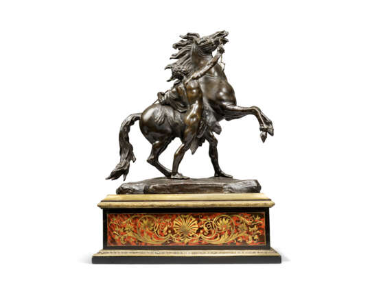 Boulle, Andre-Charles. A PAIR OF FRENCH BRONZE 'MARLY' HORSE GROUPS, ON CUT-BRASS AND TORTOISESHELL-INLAID 'BOULLE' BASES - Foto 5