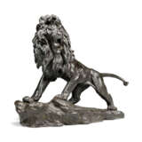 A LARGE JAPANESE BRONZE MODEL OF A LION - фото 3