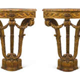 A PAIR OF FRENCH GILTWOOD CORNER TABLES - Foto 1