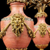 A FRENCH ORMOLU-MOUNTED AND 'JEWELED' PINK MARBLE THREE-PIECE CLOCK GARNITURE - Foto 2