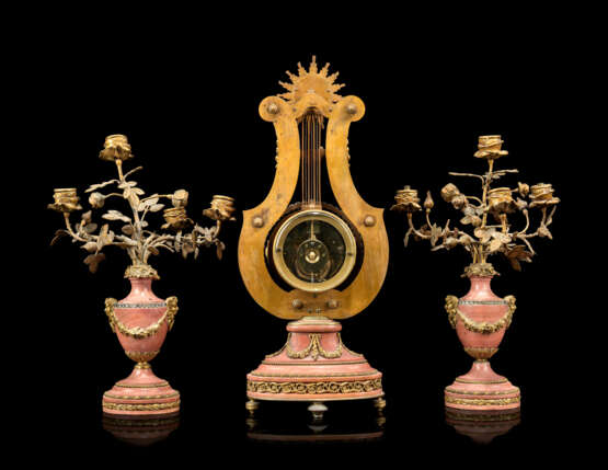 A FRENCH ORMOLU-MOUNTED AND 'JEWELED' PINK MARBLE THREE-PIECE CLOCK GARNITURE - Foto 3