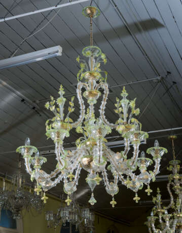 A PAIR OF ITALIAN FROSTED AND PALE-GREEN GLASS NINE-LIGHT CHANDELIERS - Foto 2