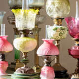 A GROUP OF EIGHT VICTORIAN CLEAR AND FROSTED GLASS OIL LAMPS - Foto 2