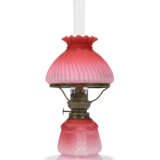 A GROUP OF EIGHT VICTORIAN CLEAR AND FROSTED GLASS OIL LAMPS - Foto 3