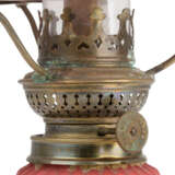 A GROUP OF EIGHT VICTORIAN CLEAR AND FROSTED GLASS OIL LAMPS - Foto 4
