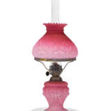 A GROUP OF EIGHT VICTORIAN CLEAR AND FROSTED GLASS OIL LAMPS - Foto 5