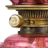 A GROUP OF EIGHT VICTORIAN CLEAR AND FROSTED GLASS OIL LAMPS - Foto 8