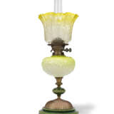 A GROUP OF EIGHT VICTORIAN CLEAR AND FROSTED GLASS OIL LAMPS - Foto 9