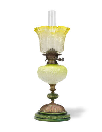 A GROUP OF EIGHT VICTORIAN CLEAR AND FROSTED GLASS OIL LAMPS - фото 9