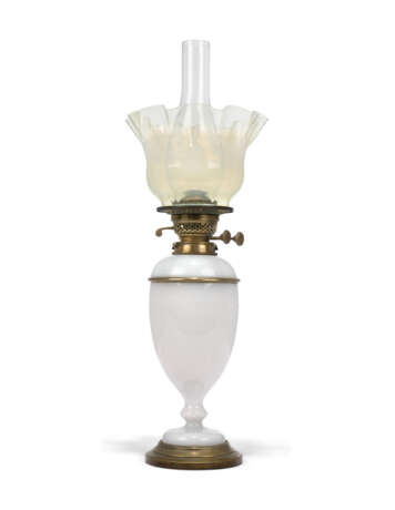 A GROUP OF EIGHT VICTORIAN CLEAR AND FROSTED GLASS OIL LAMPS - фото 11