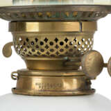 A GROUP OF EIGHT VICTORIAN CLEAR AND FROSTED GLASS OIL LAMPS - Foto 12