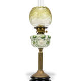 A GROUP OF EIGHT VICTORIAN CLEAR AND FROSTED GLASS OIL LAMPS - Foto 13