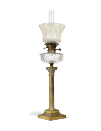 A GROUP OF EIGHT VICTORIAN CLEAR AND FROSTED GLASS OIL LAMPS - Foto 15