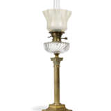 A GROUP OF EIGHT VICTORIAN CLEAR AND FROSTED GLASS OIL LAMPS - Foto 15